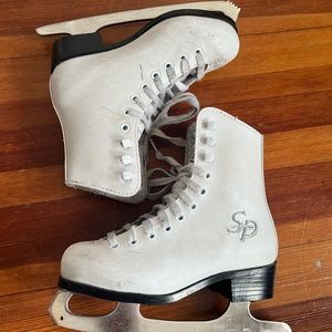 Ccm little kid figure ice skates